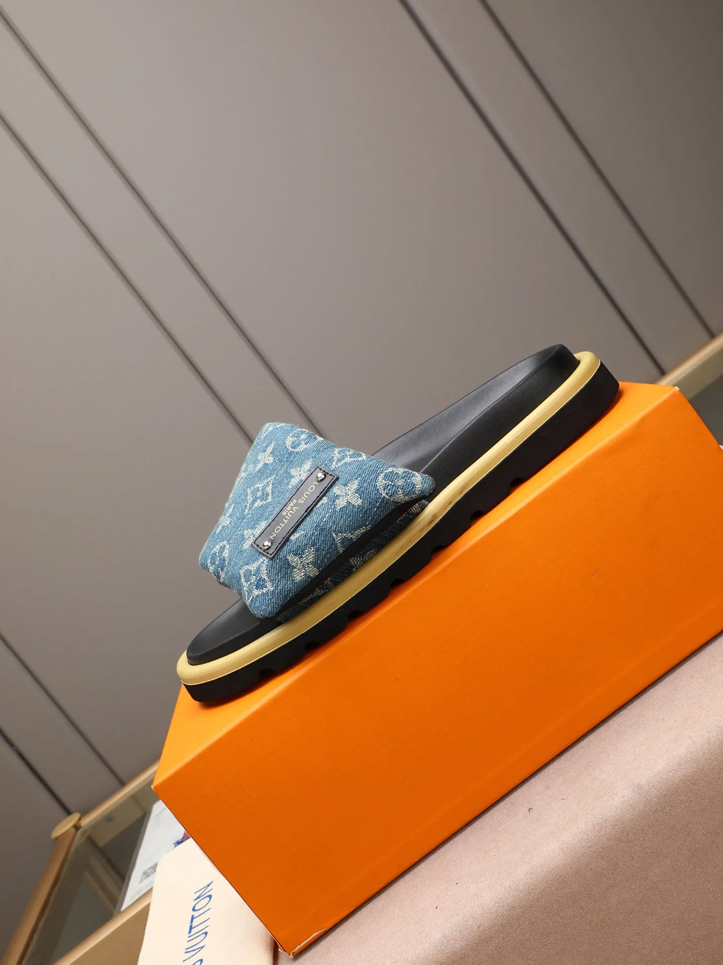 PP360 [LOUIS VUITTON] Louis Vuitton, LV printing, men's and women's slippers are on the market. The drawer box packaging comes with a cloth bag and a card. The upper pattern looks very soft and waxy, and it is a super versatile leg slimming tool. Fabric: imported denim/canvas/old fabric, LV hardware LOGO, official website pattern printing, comfortable to wear, feet: high-elastic PU water table. Sole: foam sole, heel height: about 5cm. Code number: 35-46, 35, 45, 46 are custom-made and non-returnable. Color: multiple colors and styles available.